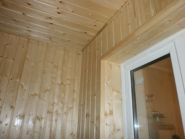 отделка потолка на балконе деревянной вагонкой